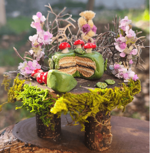 שולחן עת מיניאטורי עם עוגת פטריות