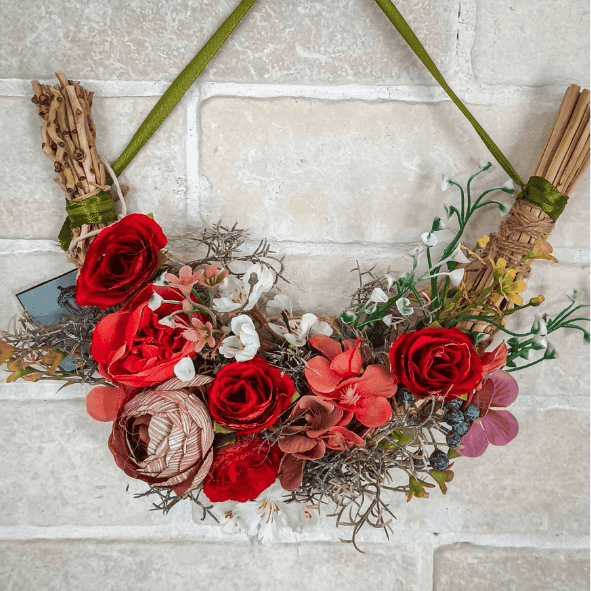 זר ירח אדום לתליה על הקיר