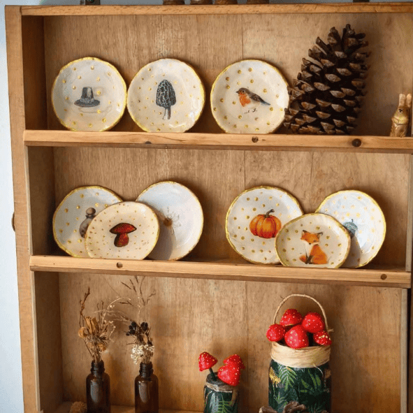 תצוגת צלחות נוי